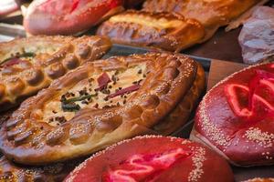 pain de fête traditionnel mexicain rose et jaune photo