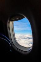 vue de la fenêtre de l'avion avec paysage à l'extérieur et espace de copie photo