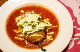 Assiette blanche avec piment chili farci mexicain relleno et copyspace photo