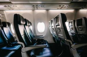 sièges d'avion vides vus de l'intérieur avec fenêtre et espace de copie photo