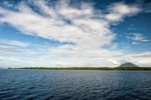 volcan de bunaken village de pêcheurs indonésien photo