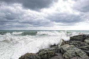 mer en tempête sur les rochers du village italien photo