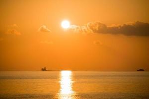 coucher de soleil doré aux maldives photo