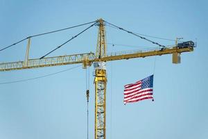 grosse grue avec drapeau américain photo