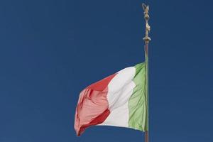 drapeau italien de l'italie sur le fond de ciel bleu photo