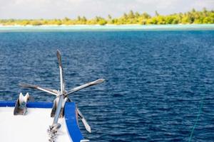 ancre de bateau sur l'océan photo