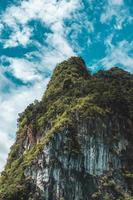 falaise de l'île sous un ciel bleu en Thaïlande photo
