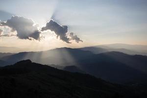 lever de soleil avec nuages, lumière et rayons photo