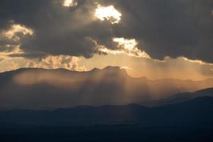 lever de soleil avec nuages, lumière et rayons photo