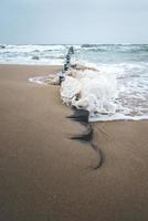 les vagues déferlent sur l'épi sur la mer Baltique