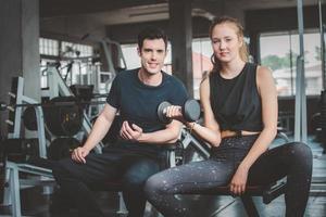 couple, travailler ensemble, dans, gymnase photo