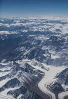 montagnes de l'Himalaya sous les nuages photo