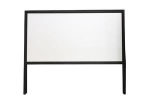 tableau blanc dans un cadre en bois sur fond blanc photo