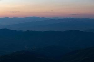 coucher de soleil dans les montagnes photo