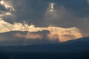 lever de soleil avec nuages, lumière et rayons photo