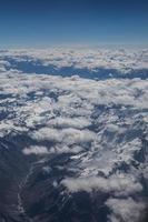 montagnes de l'Himalaya sous les nuages photo