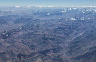 montagnes de l'Himalaya sous les nuages photo