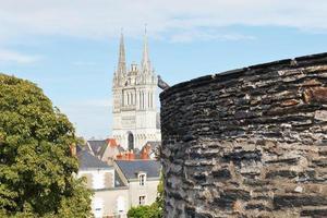 vue sur la cathédrale saint maurice depuis le château d'angers photo