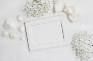 cadre en bois blanc avec coeurs et fleurs photo