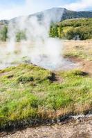 cratère dans la vallée du geyser de haukadalur en islande photo