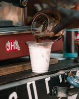 l'homme fait du café glacé photo