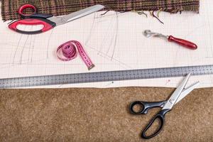 table de coupe avec tissu, motif, outil de couture photo