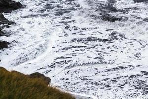 océan surf près de vik i myrdal village en islande photo