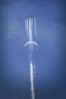 avions volant en formation avec la lune en arrière-plan photo