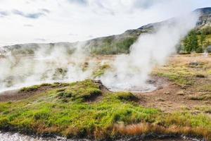 piscine geyser dans la vallée de haukadalur en islande photo