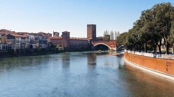 vue sur le fleuve adige avec castelvecchio à vérone photo