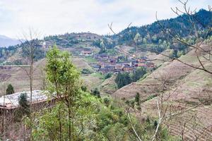 vue sur le village de dazhai depuis les collines verdoyantes photo