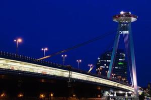 vue sur la plupart des ponts snp à bratislava dans la nuit photo