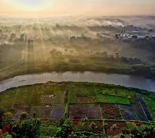 vue plongeante sur la rivière au crépuscule photo