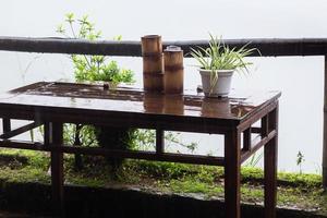 table humide sur terrasse dans village sous la pluie de printemps photo