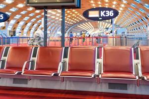 siège rouge dans la salle d'embarquement de l'aéroport photo