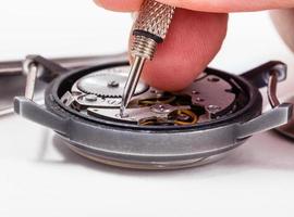 réparateur de montres répare une vieille montre en gros plan photo