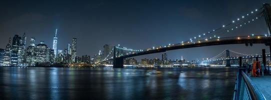 vue de nuit sur le paysage urbain de new york depuis brooklyn photo