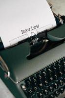 machine à écrire verte avec des mots