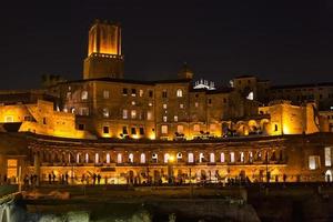 marché de trajan du forum de trajan dans la nuit photo