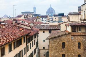 Voir ci-dessus des maisons humides dans la ville de Florence sous la pluie