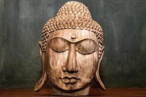tête de bouddha yeux fermés sculpture en bois statue photo