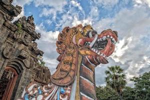 dragon à l'extérieur de la porte d'entrée du temple de bali photo