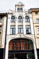 façade de la vieille maison d'appartements dans la ville de wroclaw photo