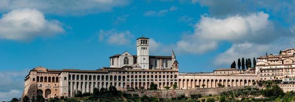 assisi voir le paysage urbain depuis les champs photo