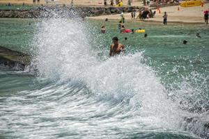 Honolulu, États-Unis - les gens s'amusant à la plage de Waikiki photo