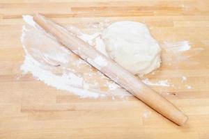 farine, rouleau à pâtisserie et morceau de pâte crue photo