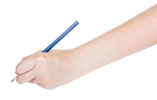 La main dessine au crayon bleu isolé sur blanc photo