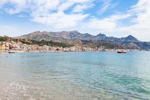 eau de mer près du front de mer de giardini naxos photo