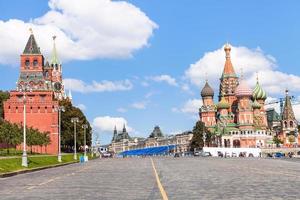 descente vasilevsky et tours du kremlin de moscou photo