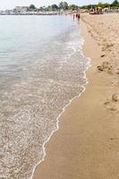 plage de sable dans la ville de giardini naxos en été photo